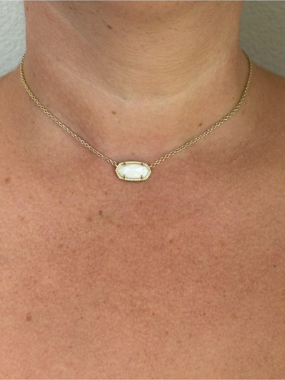 Kendra Scott Elisa Gold Pendant Necklace - Ivory Mother of Pearl